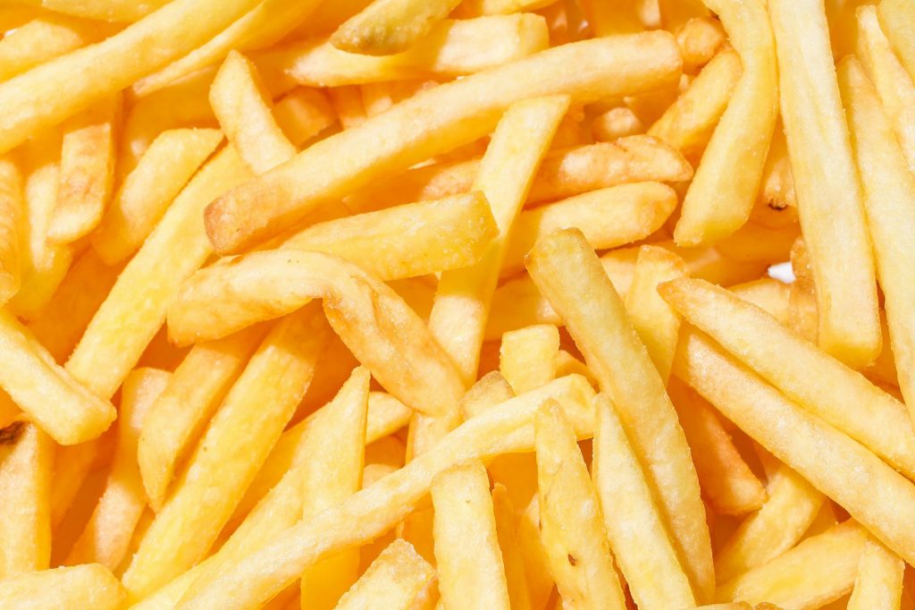 Das Bild zeigt Pommes um den Artikel "So steigerte Ogilvy mithilfe von Psychologie den Umsatz von KFC-Pommes um 56 %" einzuleiten.