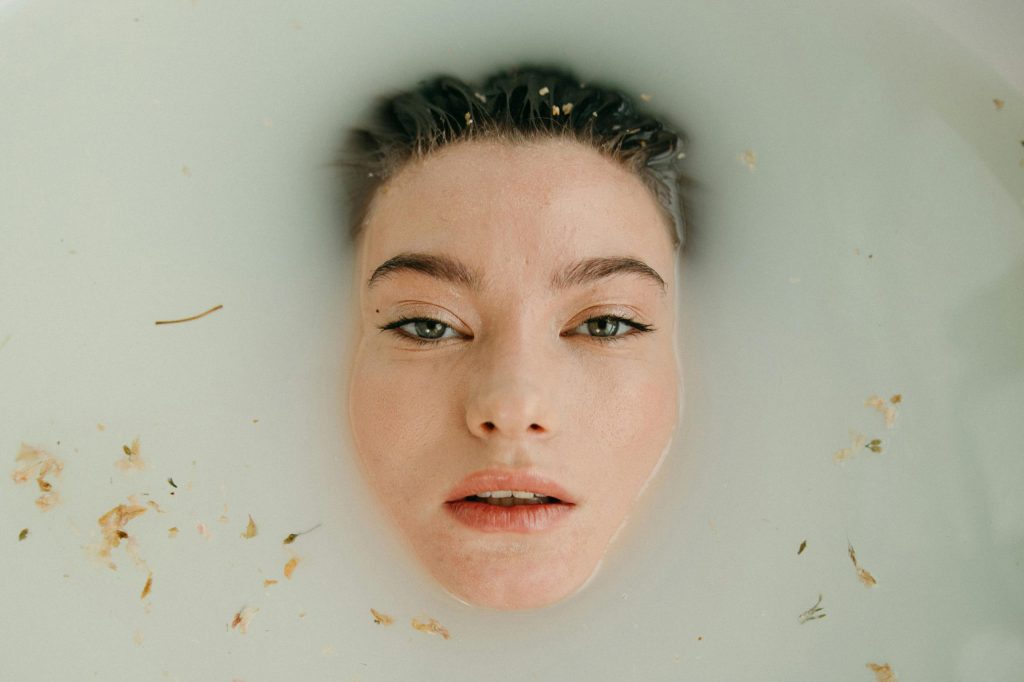 Woman's head half emerged in water. This is the introduction to an article about sensory branding