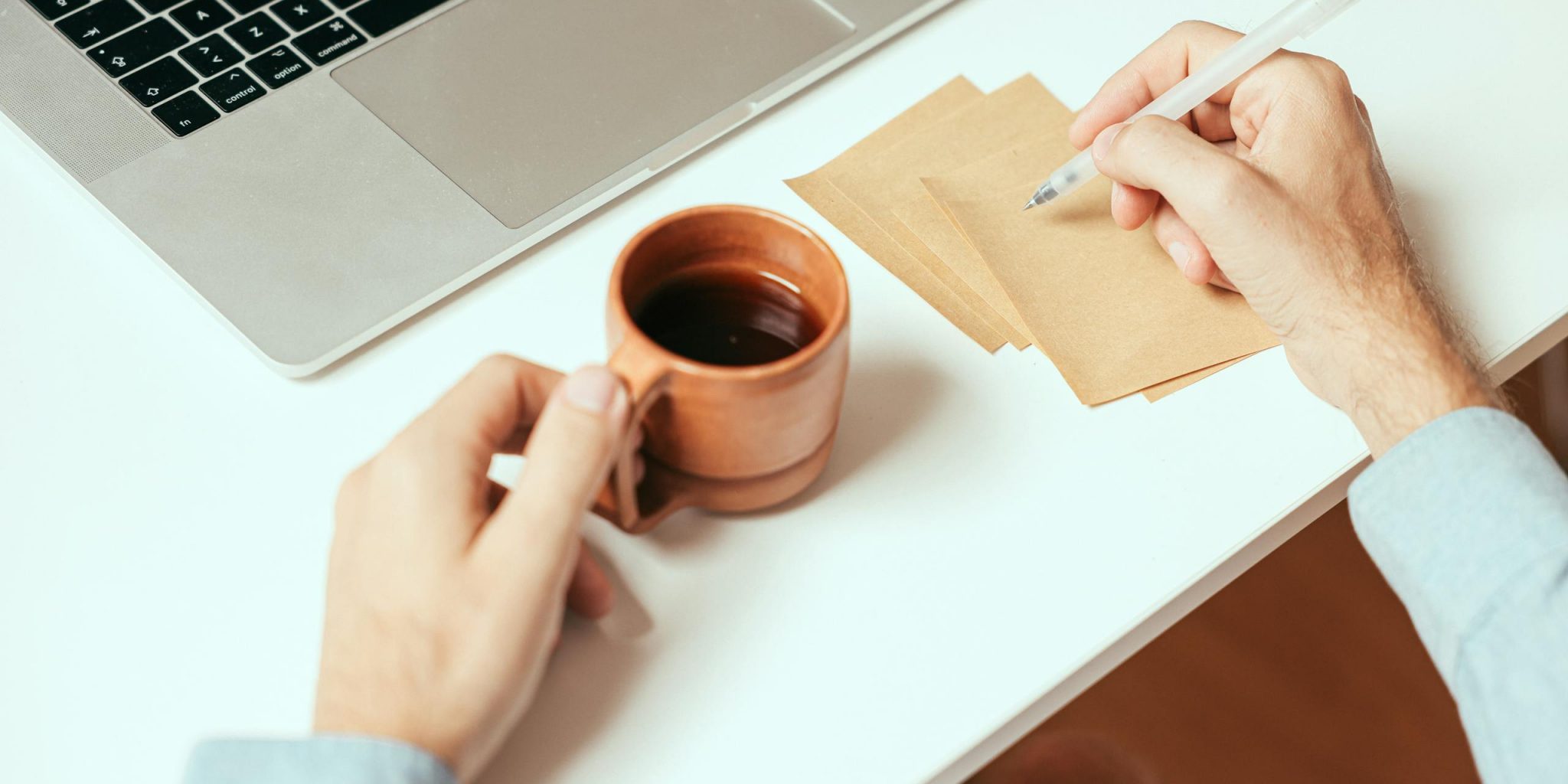 Eine Person schreibt auf einen Post-it-Zettel. Dies ist die Einleitung zu einem Artikel über meinen Markenstrategie-Prozess