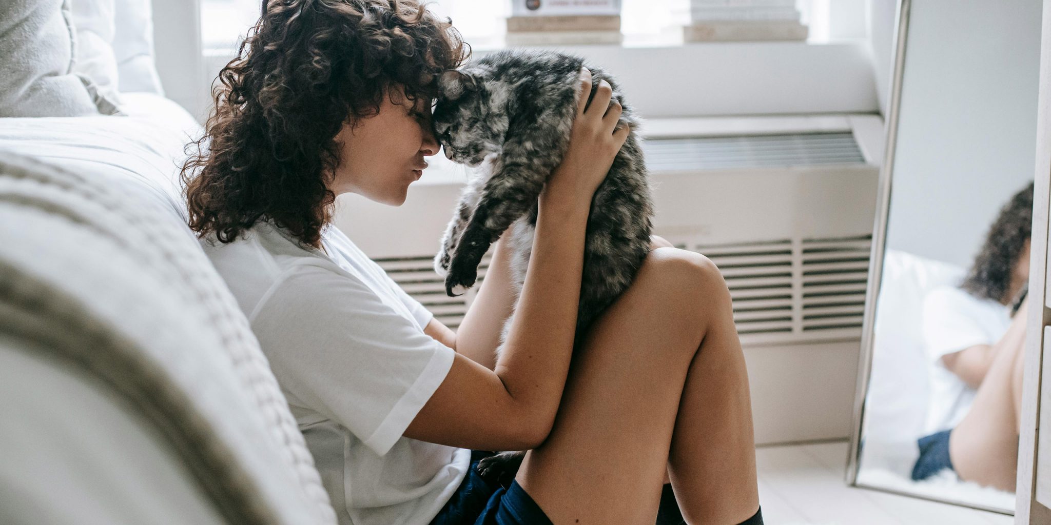 Eine Frau kuschelt mit ihrer Katze. Das ist die Einleitung für den Artikel: "Warum es wichtig ist, deine Zielgruppe zu identifizieren im Branding"